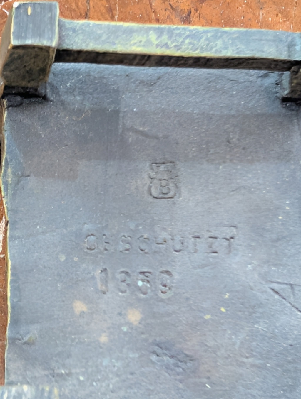 Dame en bronze viennoise sur une chaise, gardée