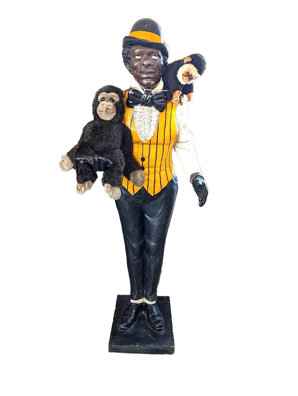 Lebensgrosser Butler mit 2 Affen als Dekoration mit Schwarzen Bowler Hut und gestreiften Weste