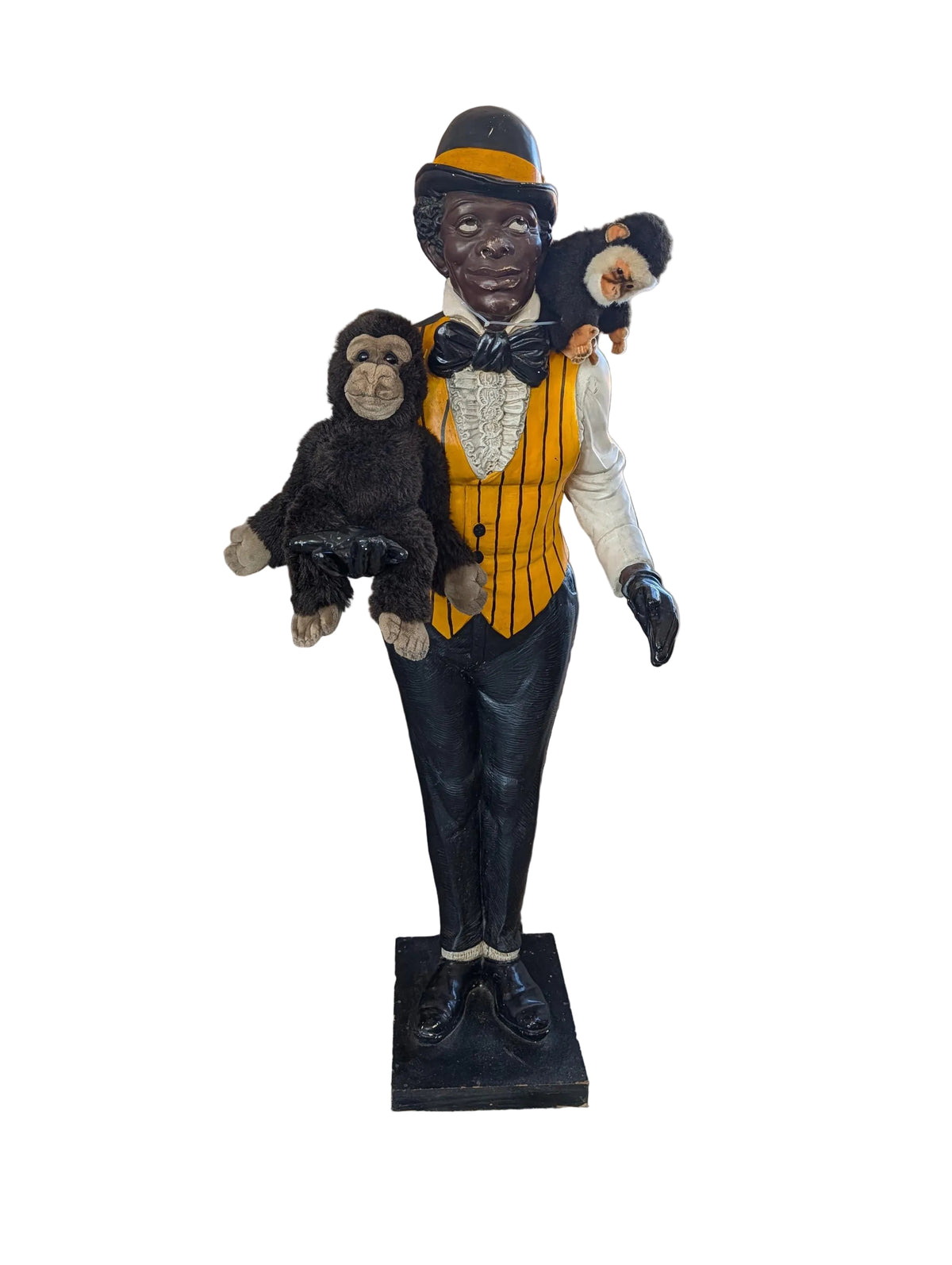 Lebensgrosser Butler mit 2 Affen als Dekoration mit Schwarzen Bowler Hut und gestreiften Weste