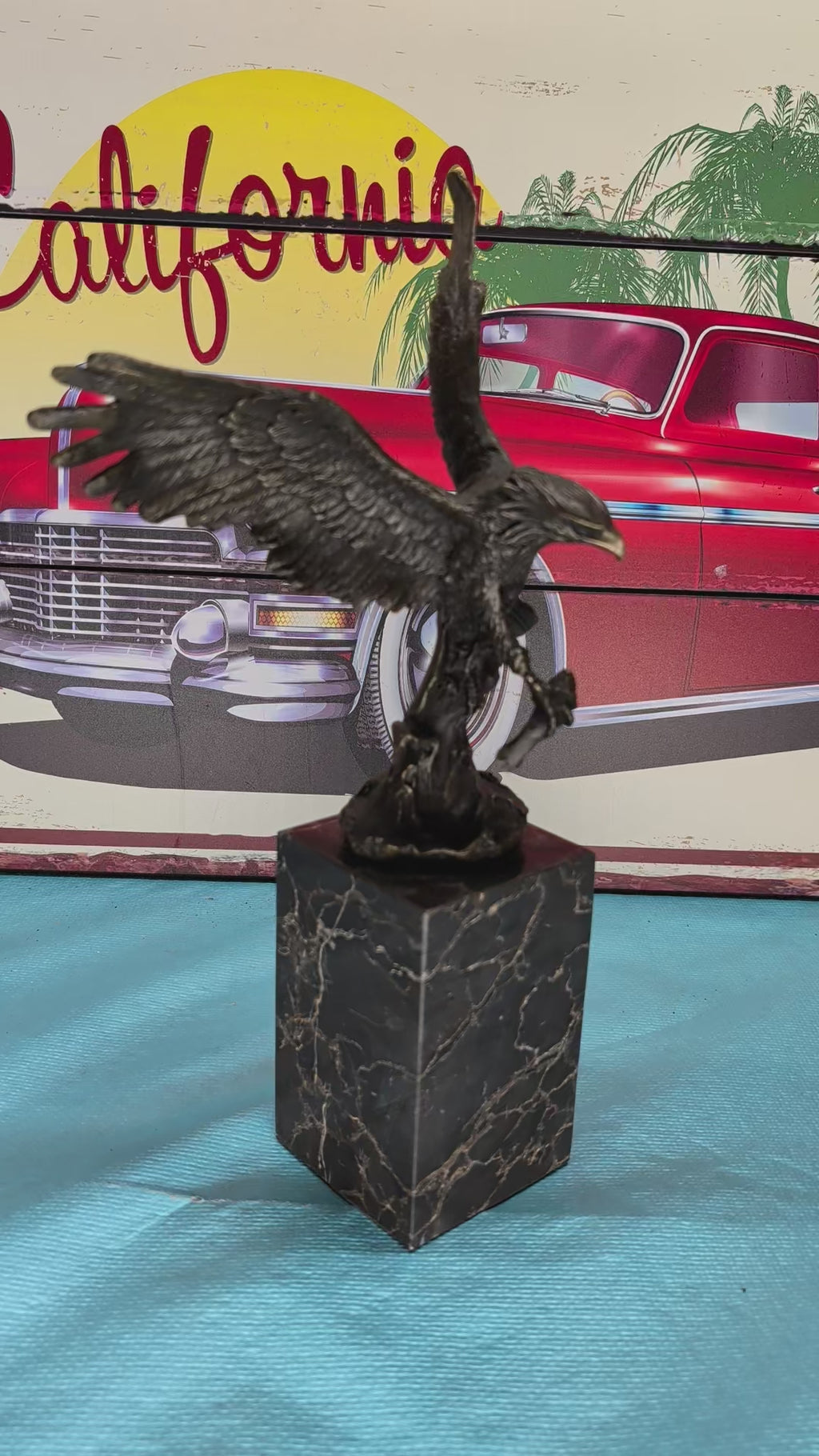 Moderne Bronzeskulptur Adler auf Marmorsockel – König der Berge, 100% Bronze, 36 cm