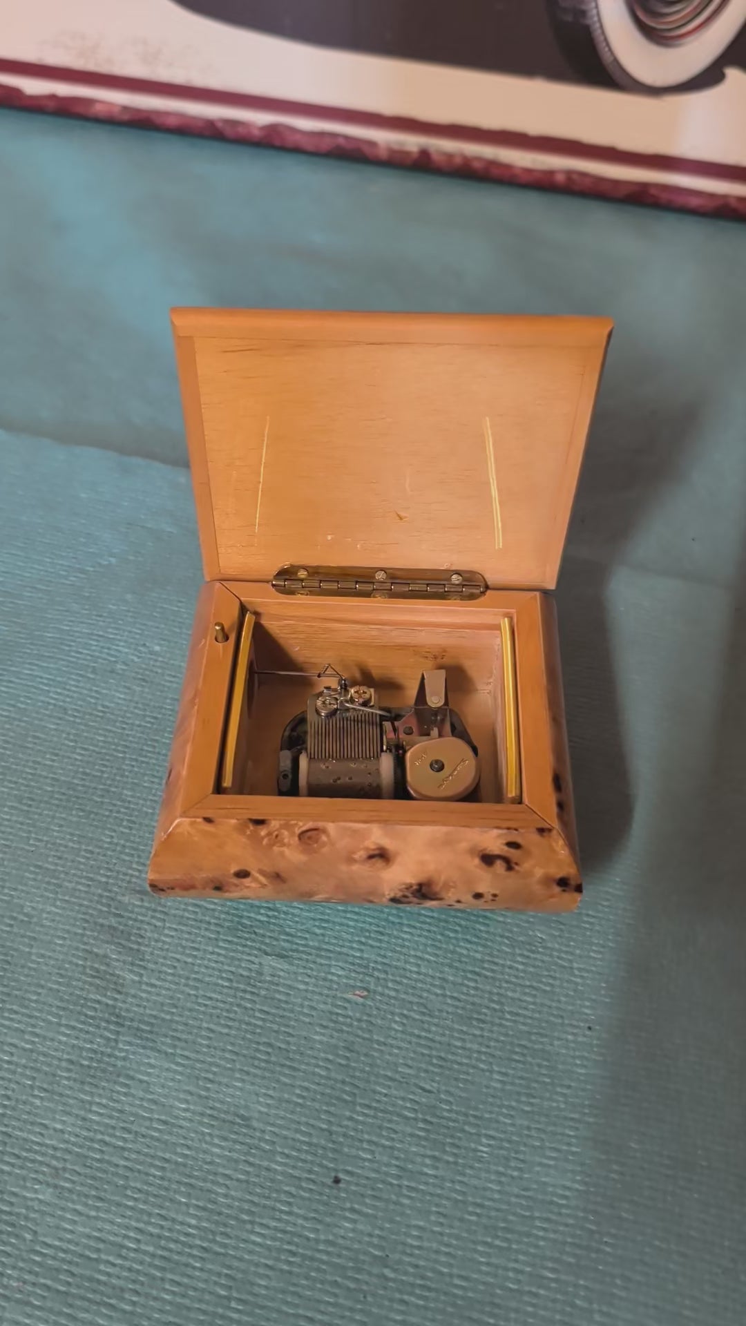 Boîte à musique ancienne en bois fonctionnelle