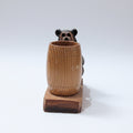 Figurine vintage en bois – Ours avec baril à cure-dents, hauteur 11 cm
