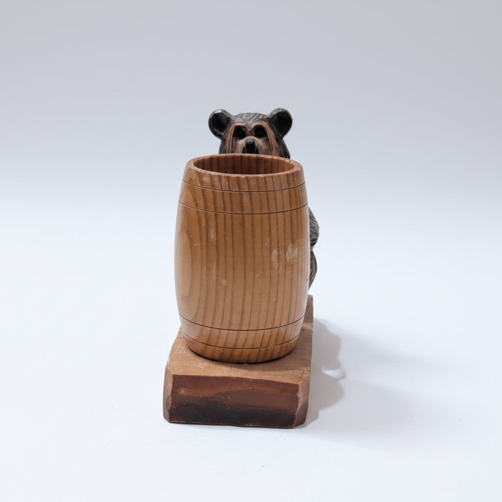 Figurine vintage en bois – Ours avec baril à cure-dents, hauteur 11 cm