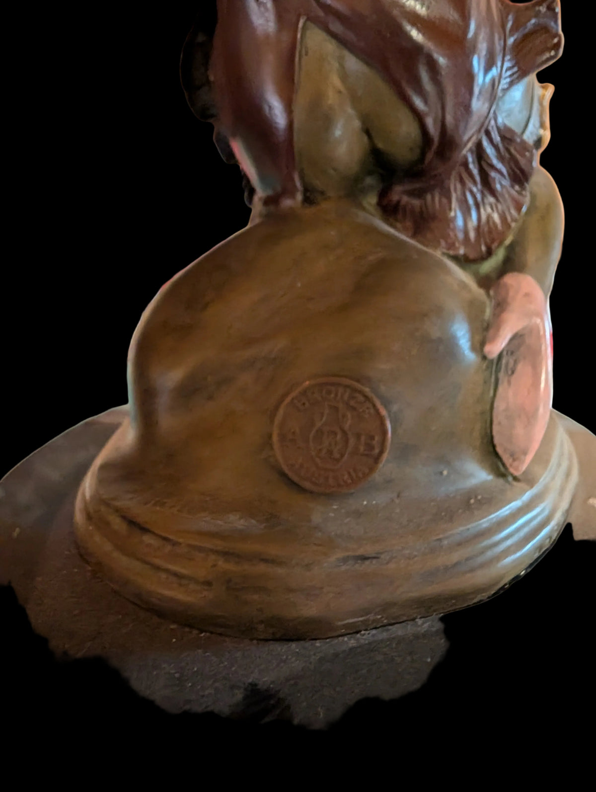 TOP EROTISCHE BRONZE FIGUR EINER LADY , DIE EINEM PHALLUS UMARMT