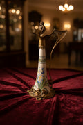 Pichet Jugendstil en bronze et porcelaine à décor d'iris et de motifs géométriques