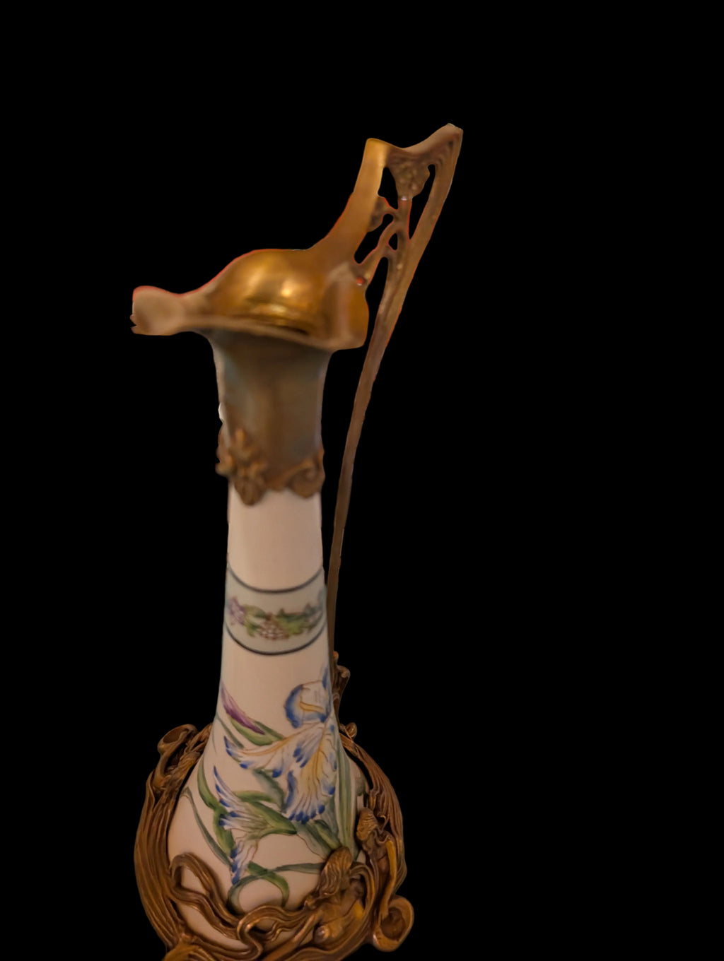 Pichet Jugendstil en bronze et porcelaine à décor d'iris et de motifs géométriques