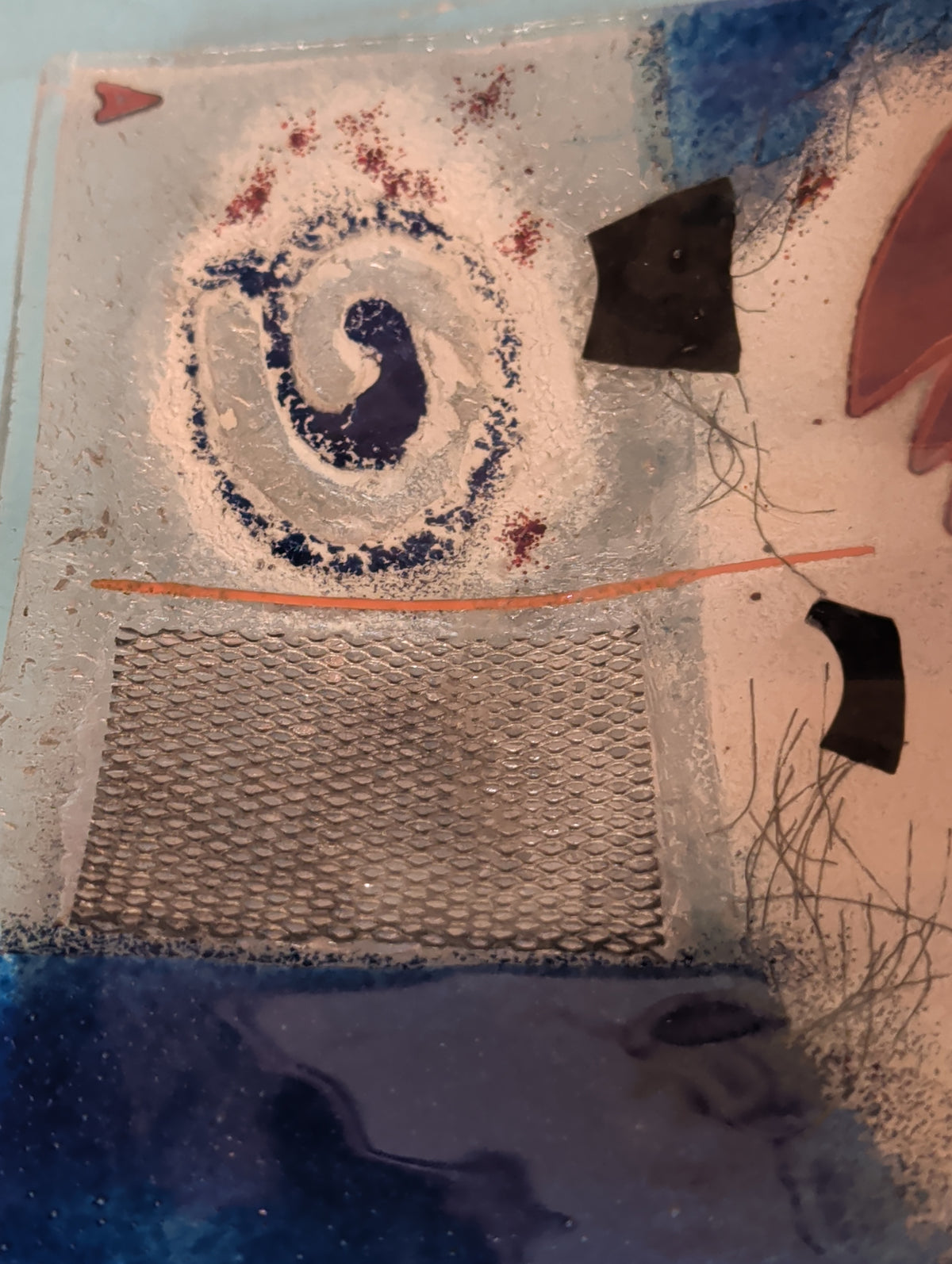 Antike Keramikschale mit Fischbemalung – 24 x 24 cm