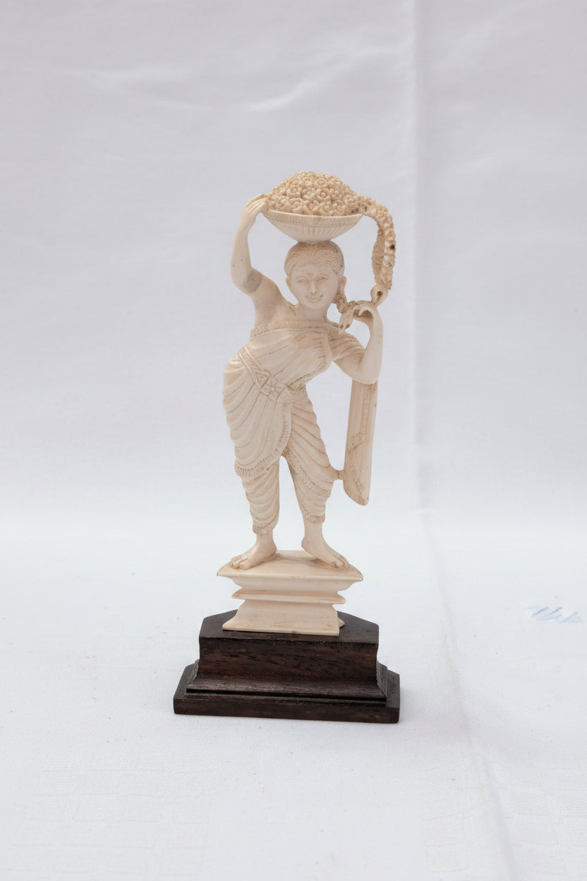 Figurine vintage style ivoire – années 1950/60, hauteur 19 cm