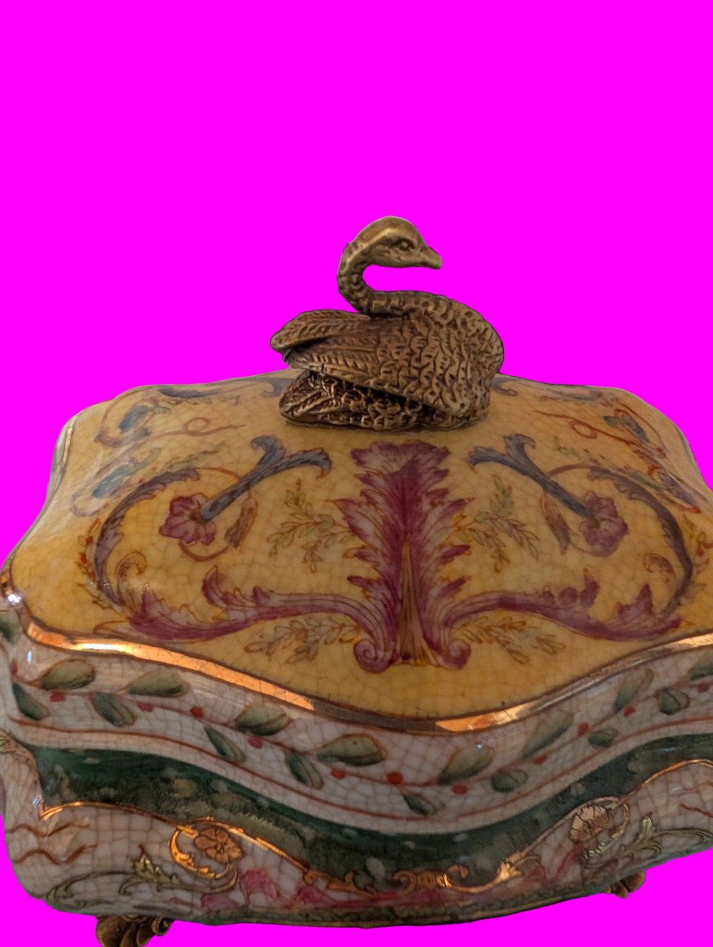 BOÎTE À BIJOUX ORNEMENTALE D'INSPIRATION VINTAGE AVEC FINIAL CYGNE ET MOTIF FLORAL