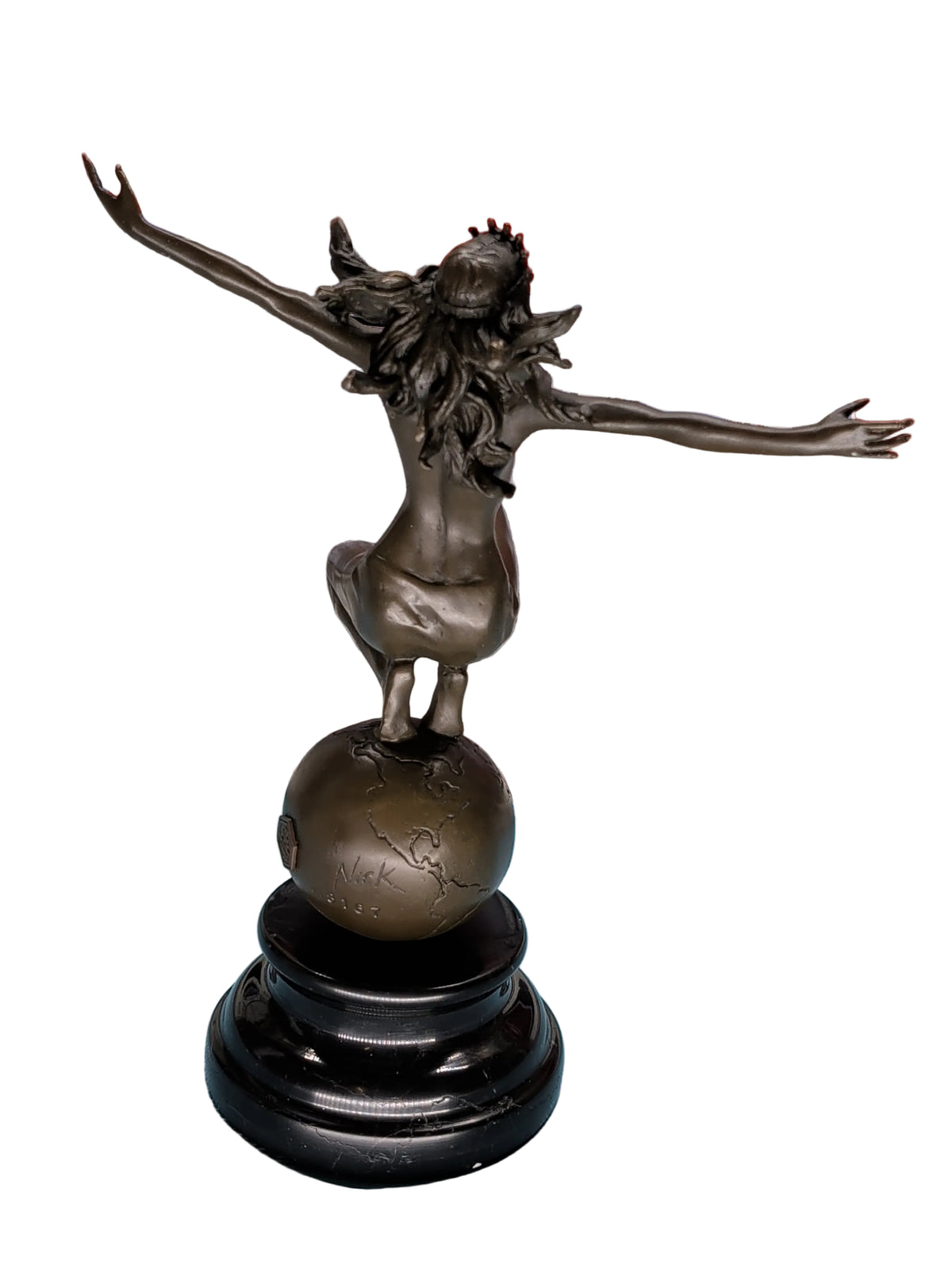 Figurine moderne en bronze Déesse de la Terre sur globe – Signée, Marquée, 100% bronze, 26 cm
