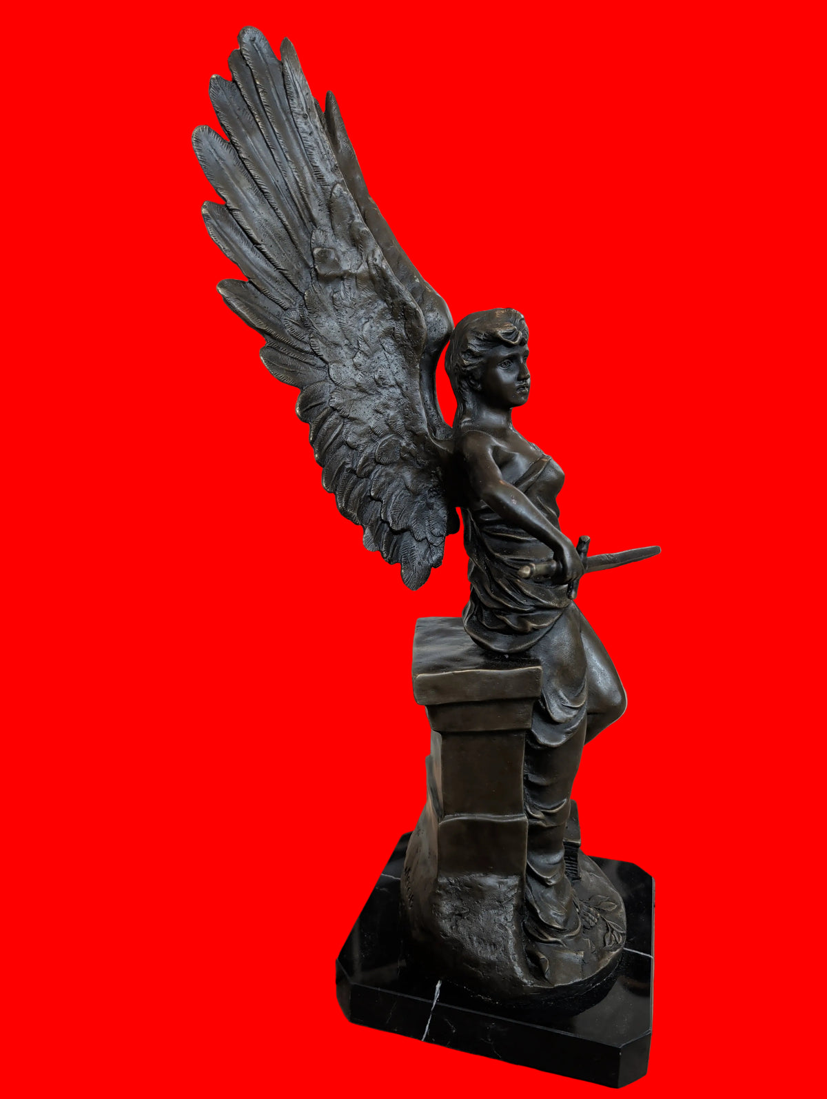 Sculpture en bronze Déesse romaine ailée sur socle en marbre – Signée, 55 cm, 9 kg