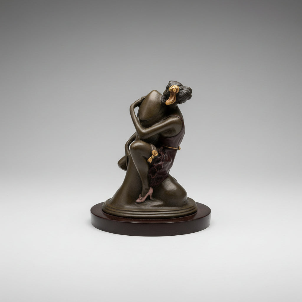 SUPERBE SCULPTURE ÉROTIQUE EN BRONZE D'UNE FEMME ÉTREIGNANT UN PHALLUS