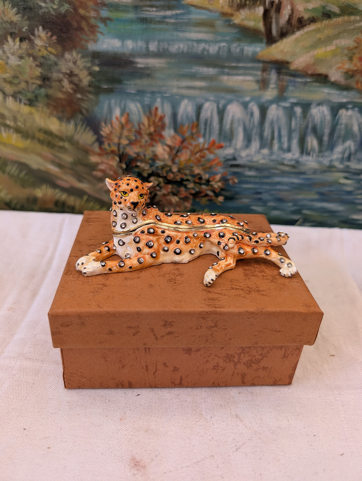Boîte à pilules décorative en étain émaillé léopard 11 cm