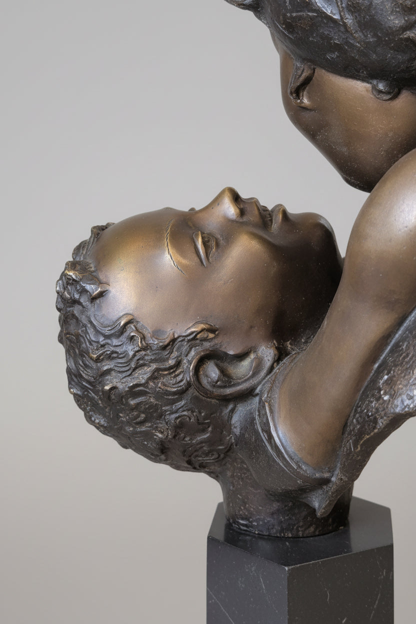 Figurine mère et enfant sur socle en marbre – Bronze ou zinc moulé, 47 cm