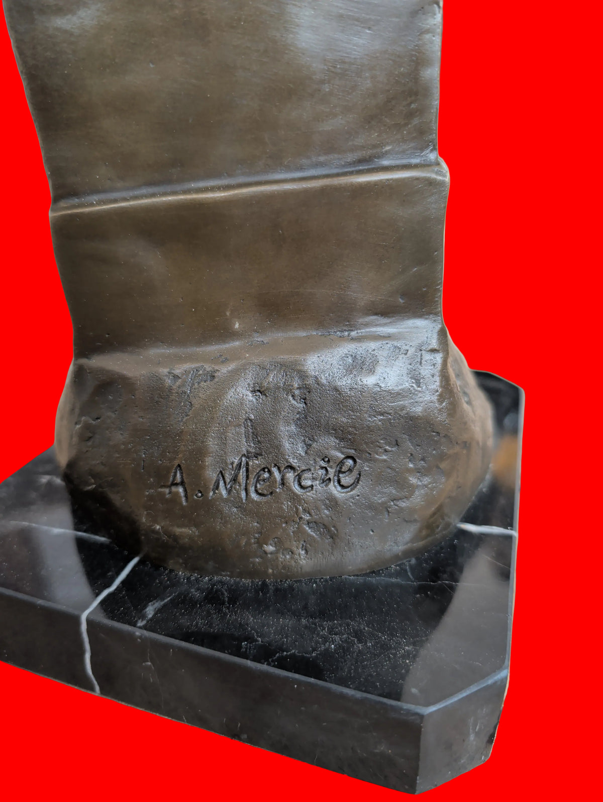 Sculpture en bronze Déesse romaine ailée sur socle en marbre – Signée, 55 cm, 9 kg