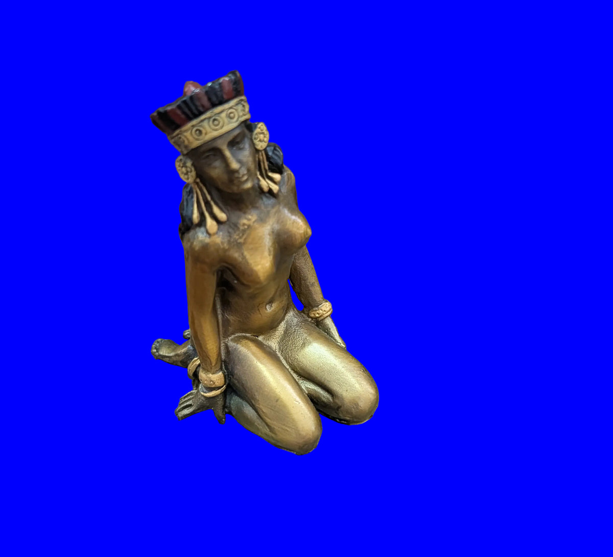 Dame en bronze viennoise sur une chaise, gardée