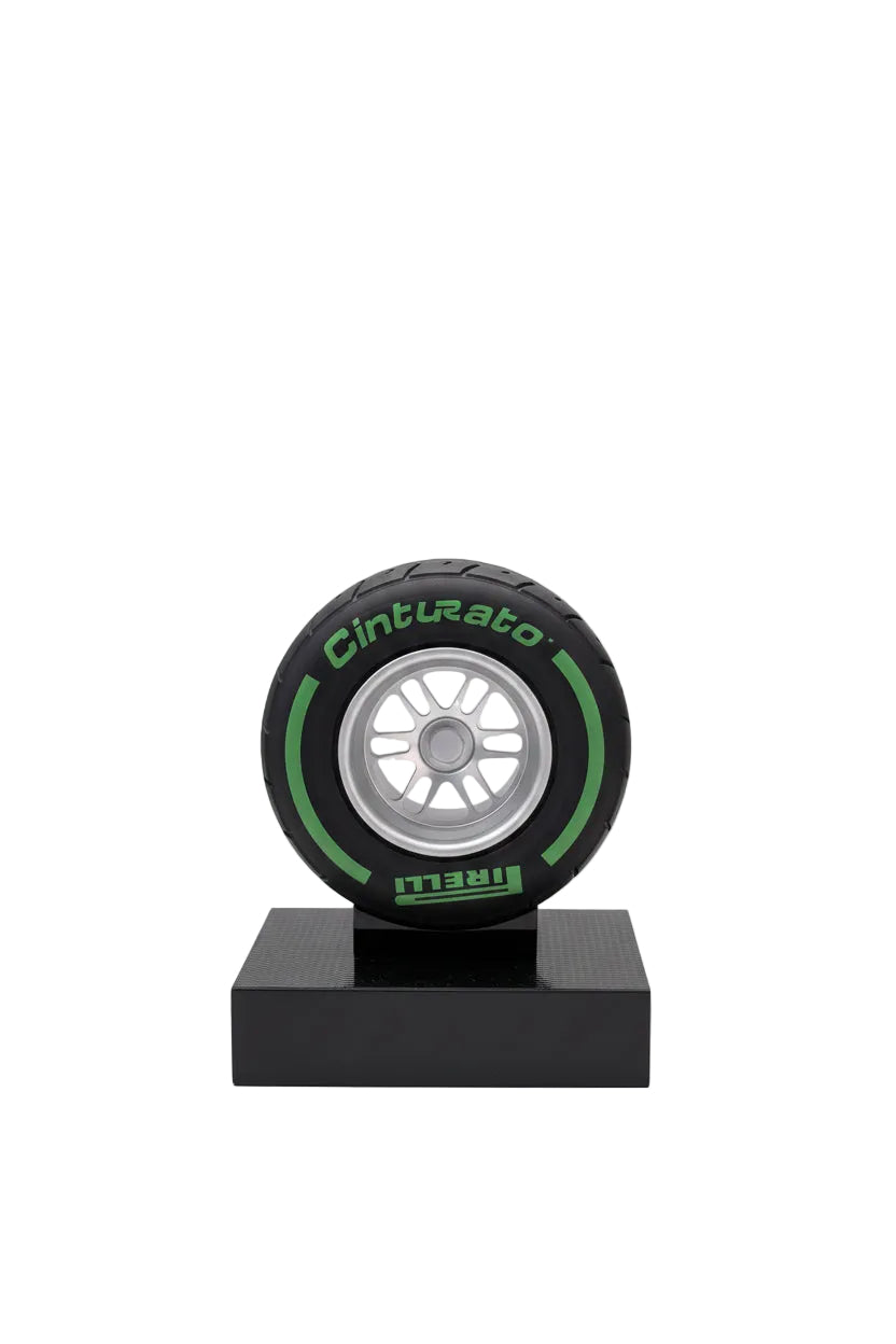 Pirelli Medium F1 Reifen mit Ständer und Original Karton