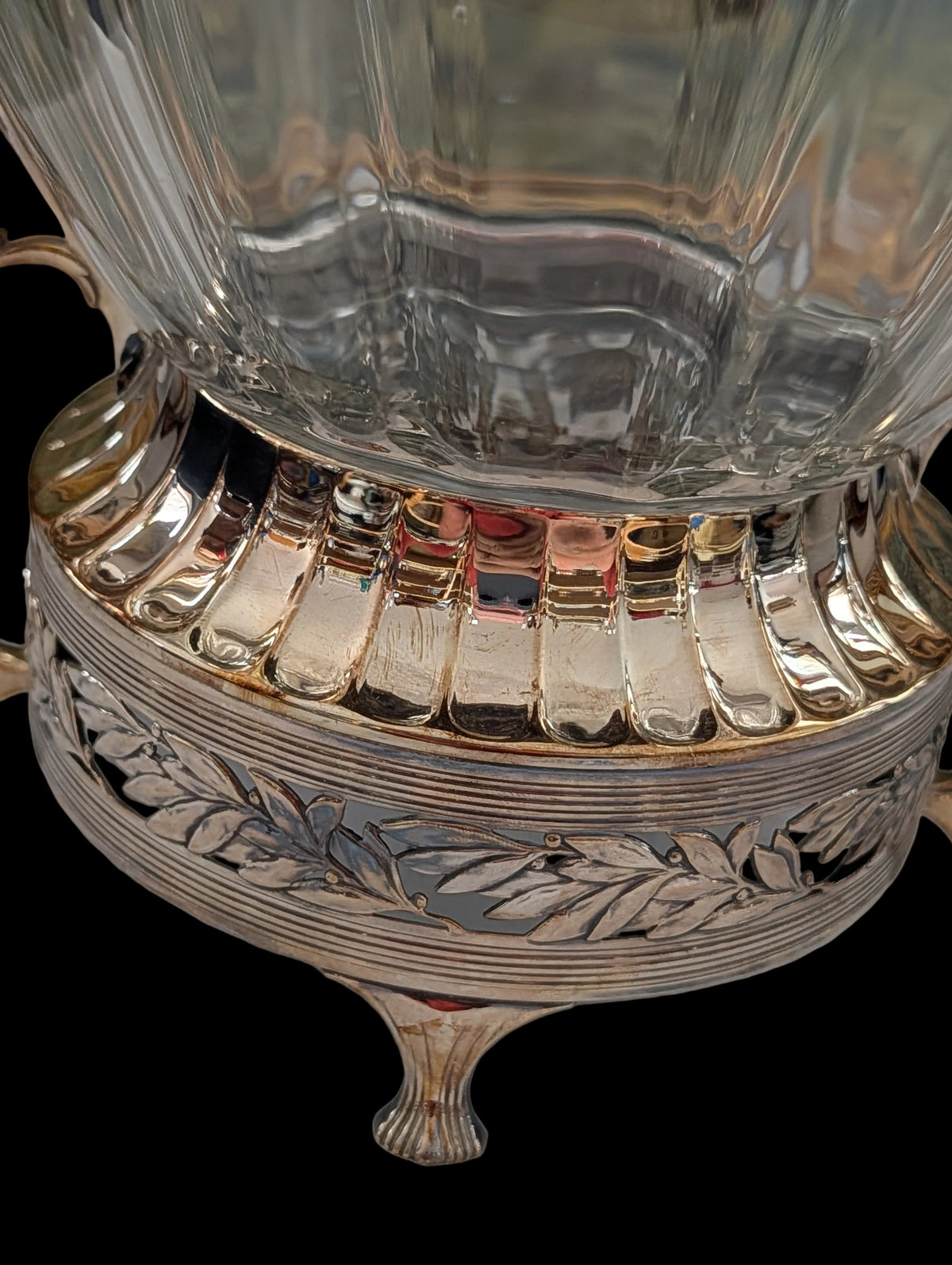 Amphore en verre avec couvercle argenté