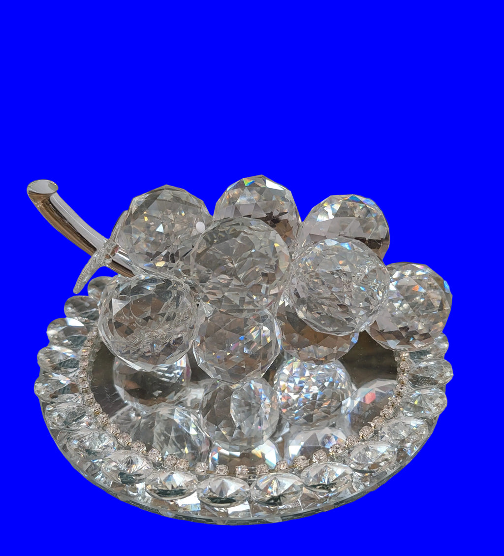 Belle grappe de raisin en verre sur une assiette