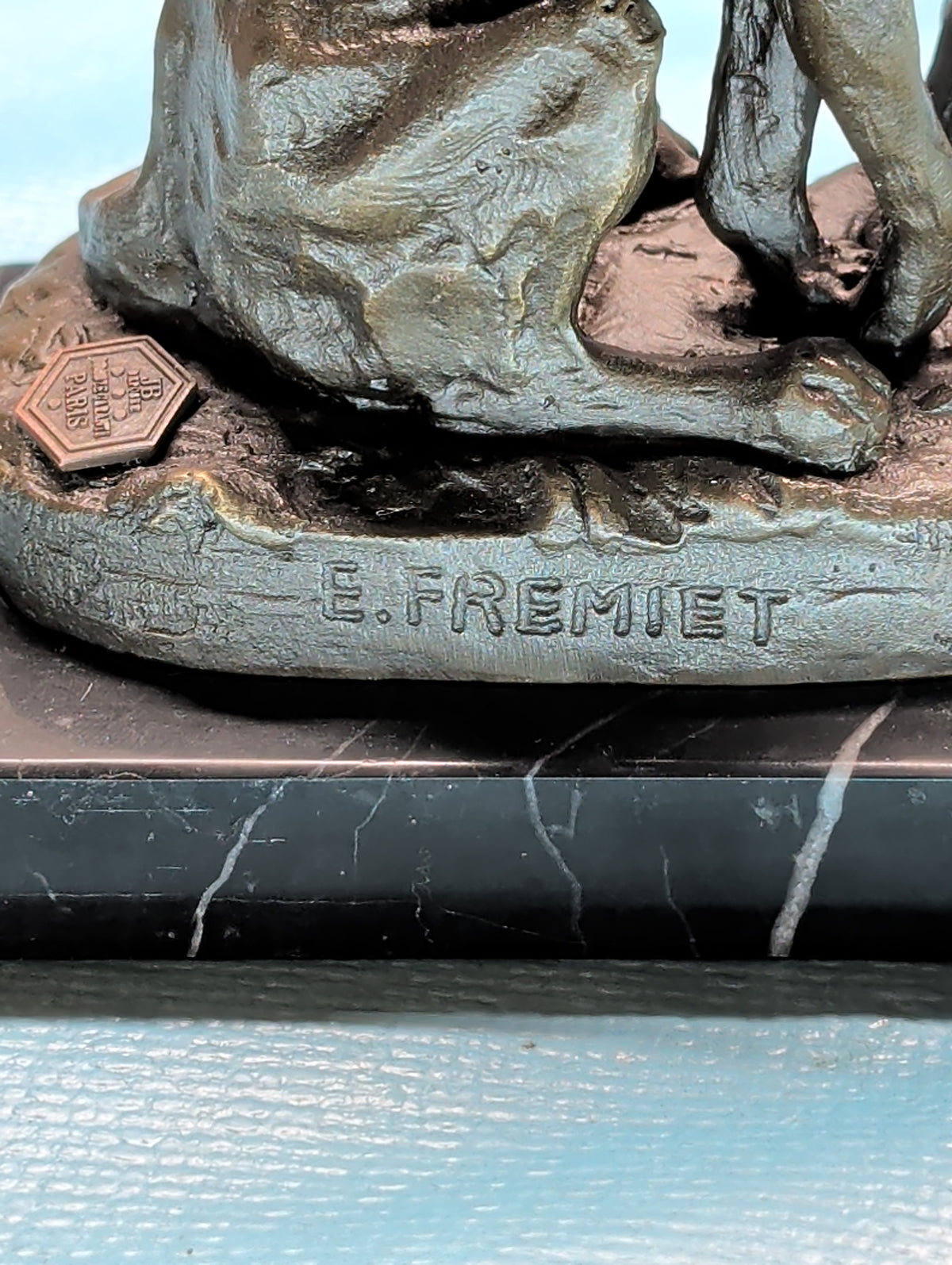Moderne Bronzefigur Windhund auf Marmorsockel – Sammler Stück