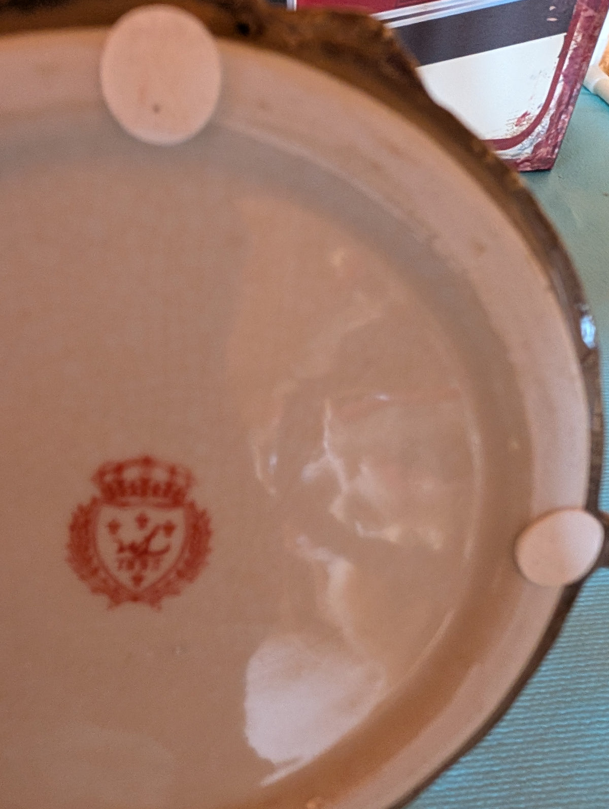 Pichet Jugendstil en bronze et porcelaine à décor d'iris et de motifs géométriques