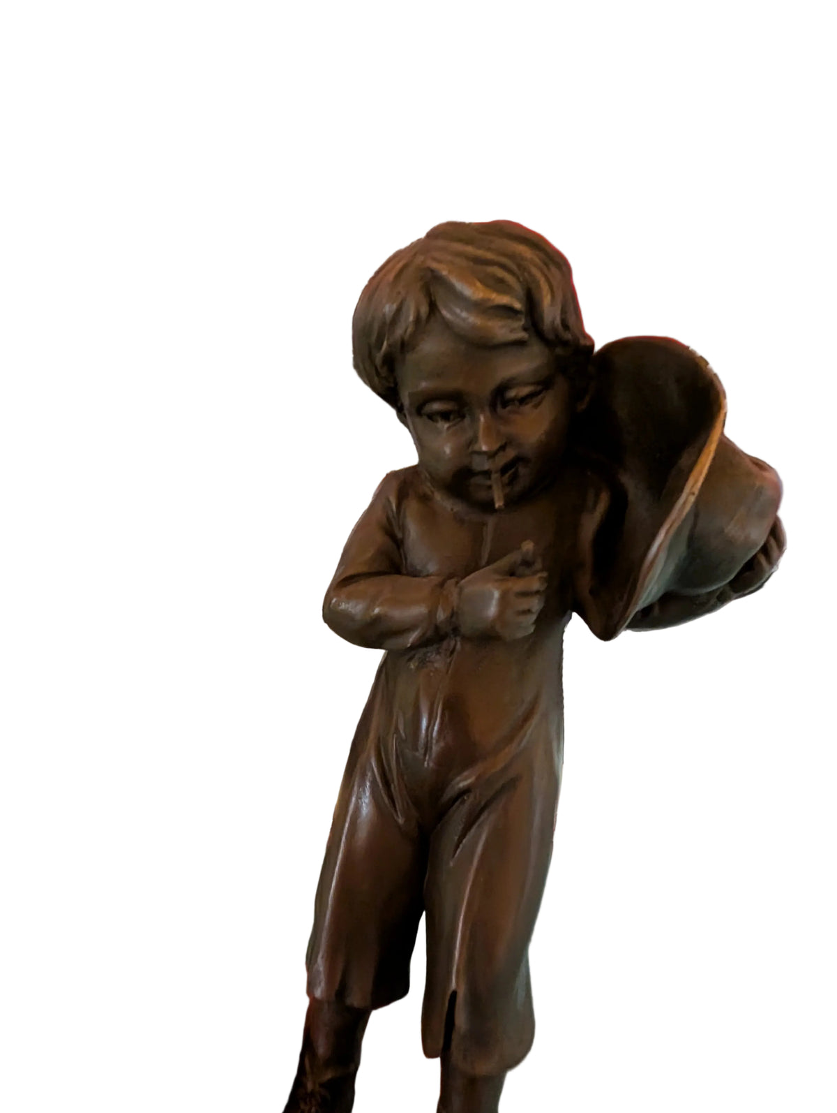 BRONZE FIGUR EINES JUNGEN MIT HUT UND ZIGARETTE AUF MARMORSOCKEL