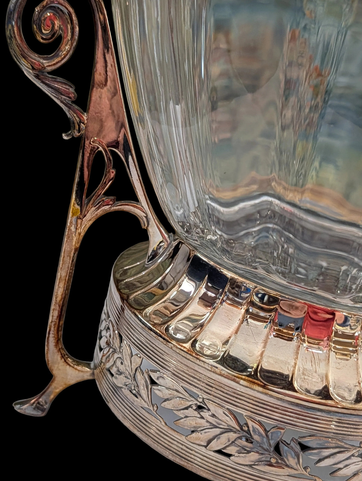 Amphore en verre avec couvercle argenté