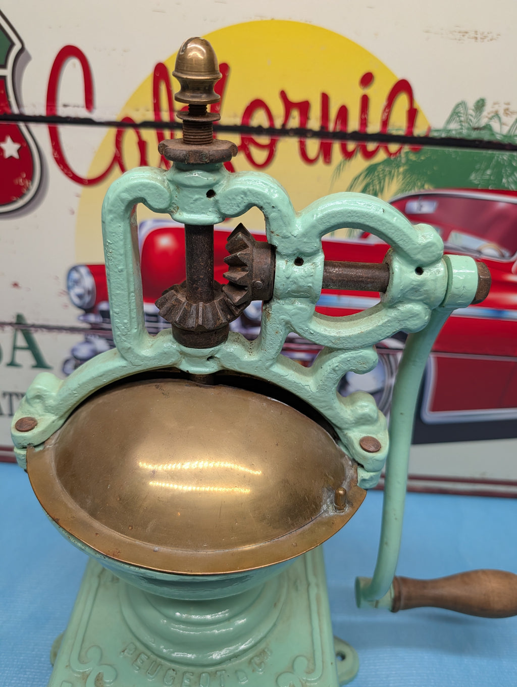 Moulin à café ancien en fonte Peugeot – Géant, pièce de collection rare