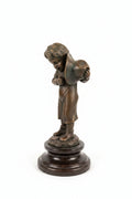 BRONZE FIGUR EINES JUNGEN MIT HUT UND ZIGARETTE AUF MARMORSOCKEL