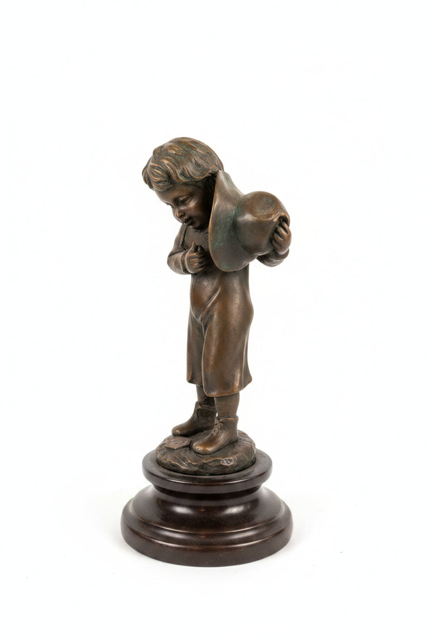 BRONZE FIGUR EINES JUNGEN MIT HUT UND ZIGARETTE AUF MARMORSOCKEL