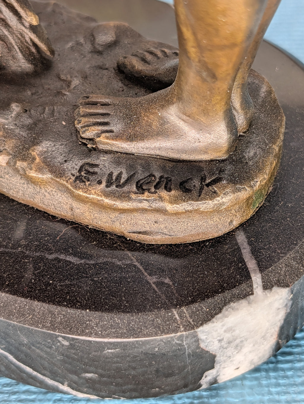 Bronzefigur Lady mit Storch spielend – Elegante Skulptur, Sammlerstück
