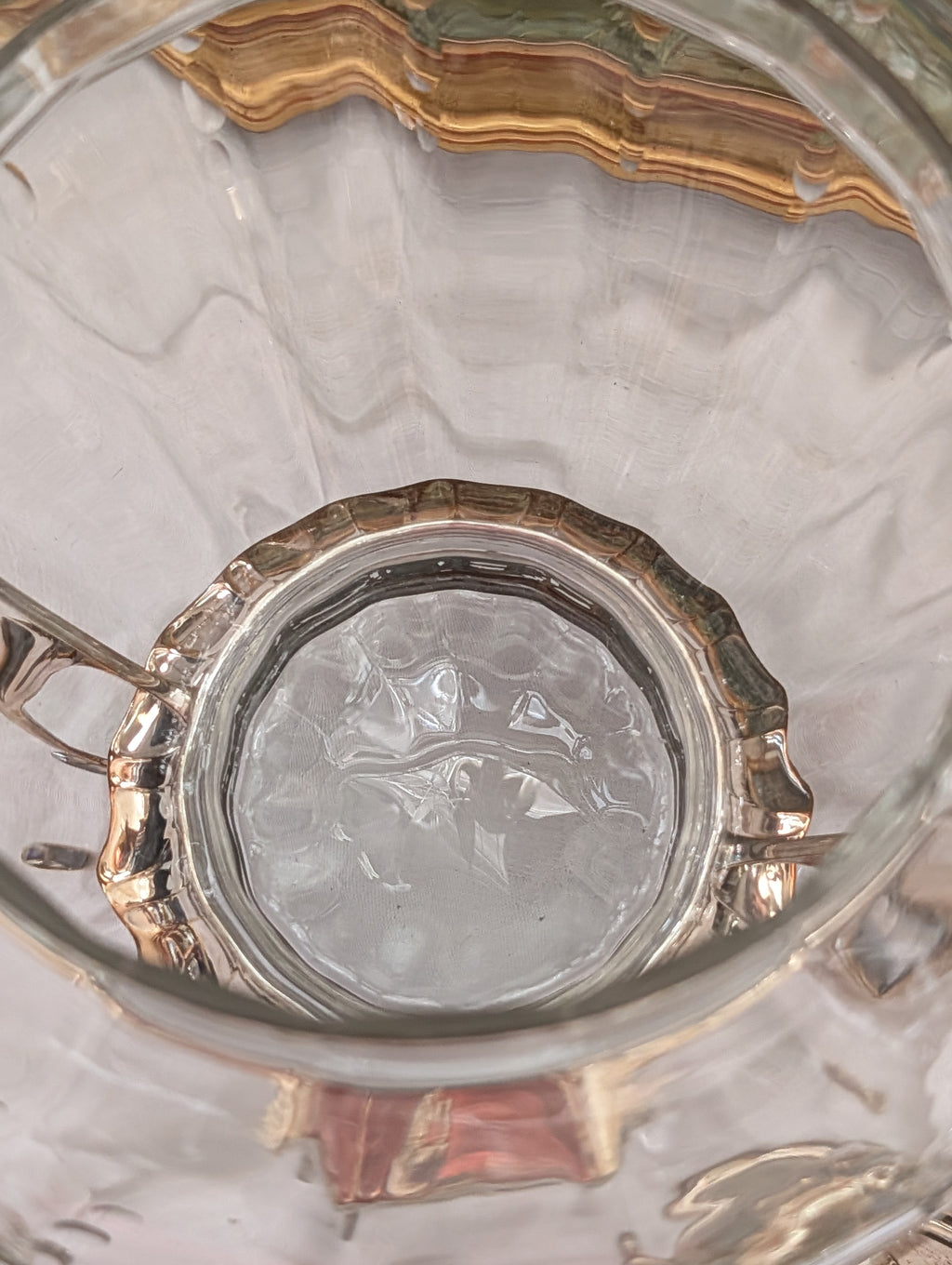 Amphore en verre avec couvercle argenté