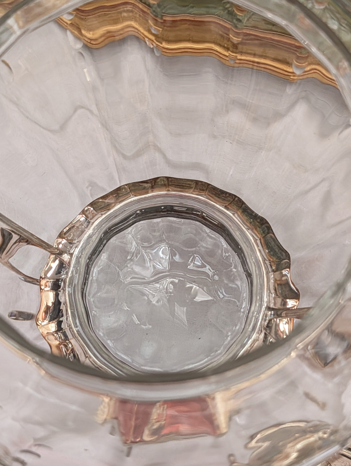 Amphore en verre avec couvercle argenté