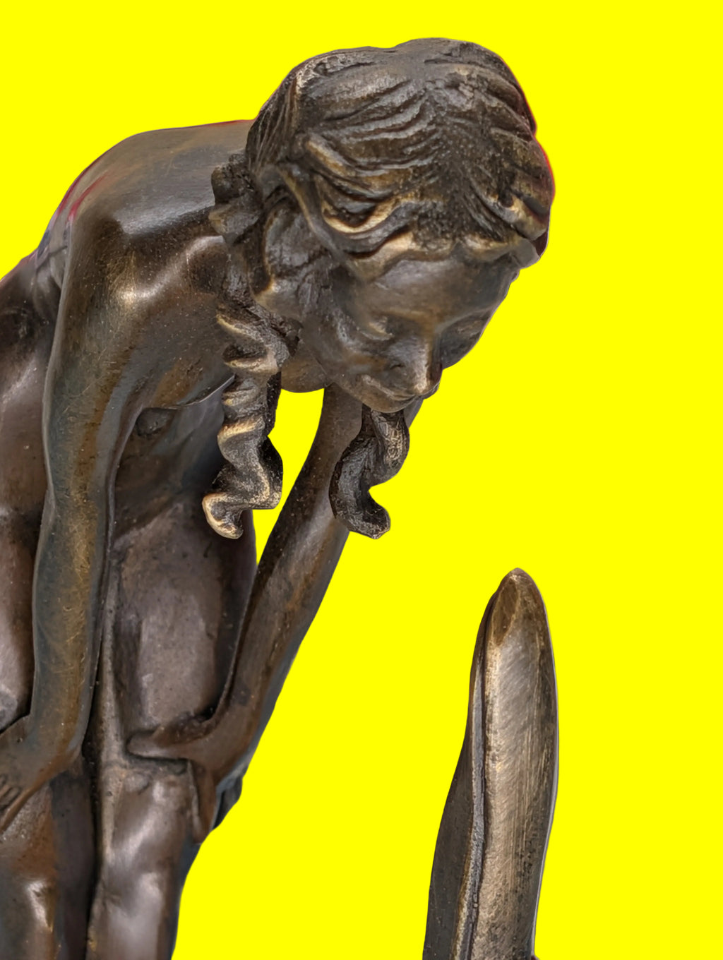 Bronzefigur Lady mit Storch spielend – Elegante Skulptur, Sammlerstück