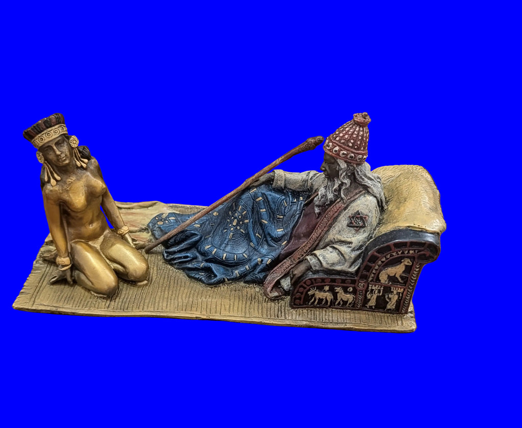 Dame en bronze viennoise sur une chaise, gardée