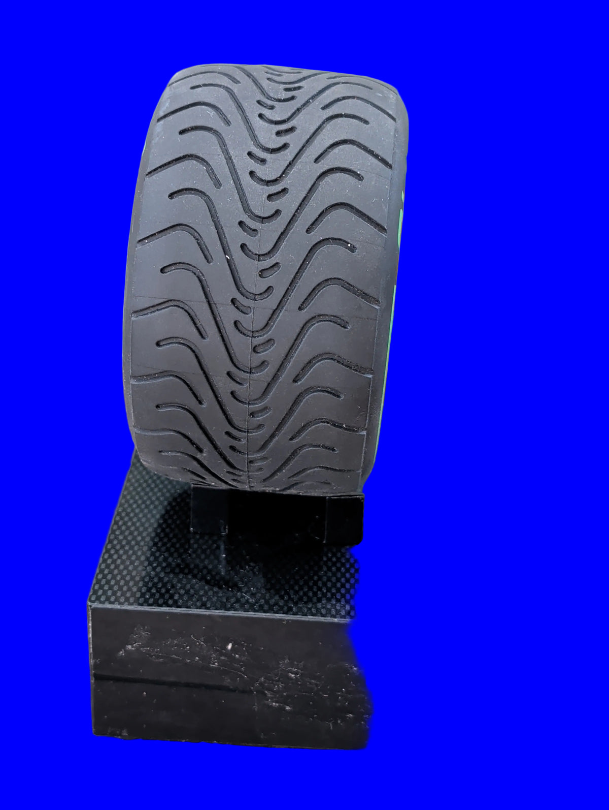 Pirelli Medium F1 Reifen mit Ständer und Original Karton