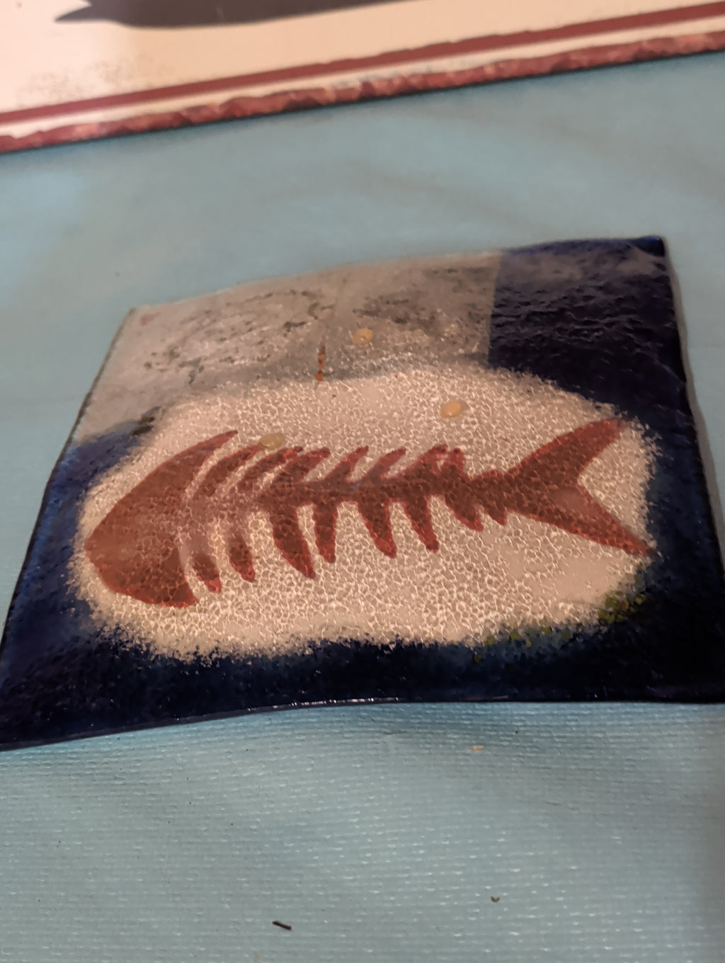 Bol en céramique antique avec motif de poisson – 24 x 24 cm
