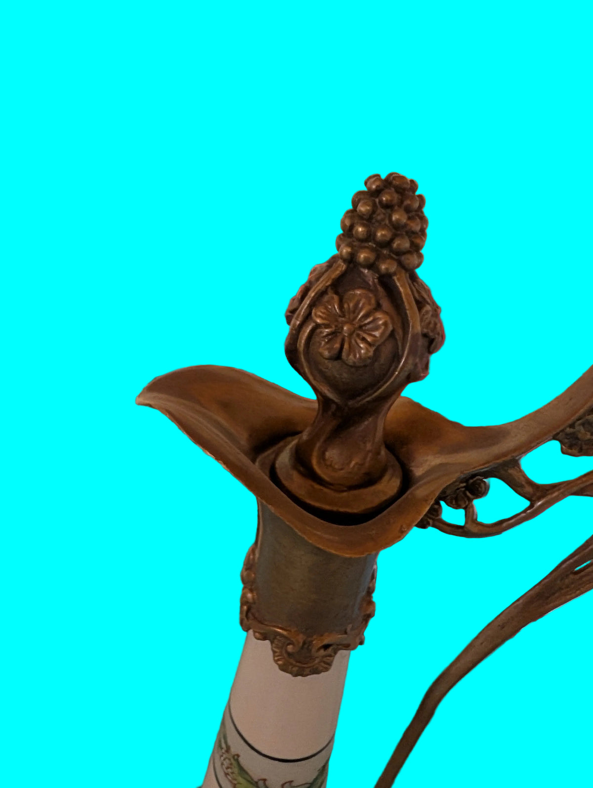 Pichet Jugendstil en bronze et porcelaine à décor d'iris et de motifs géométriques