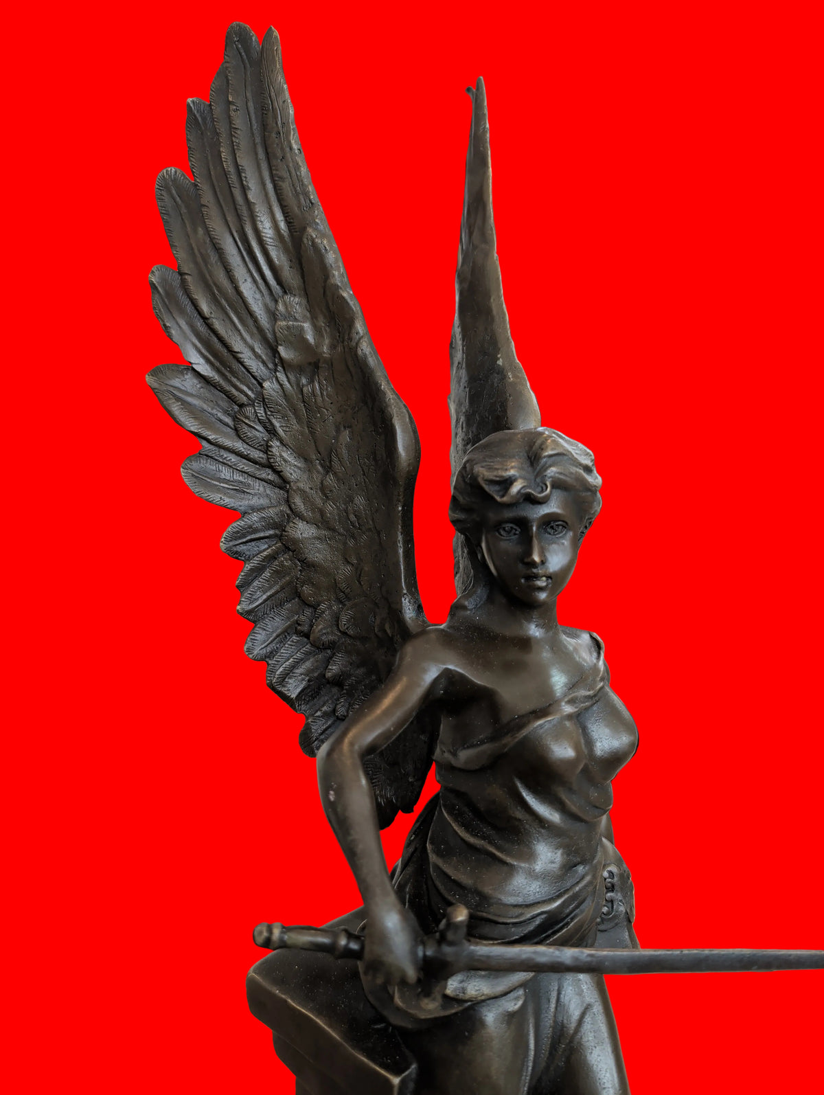 Sculpture en bronze Déesse romaine ailée sur socle en marbre – Signée, 55 cm, 9 kg