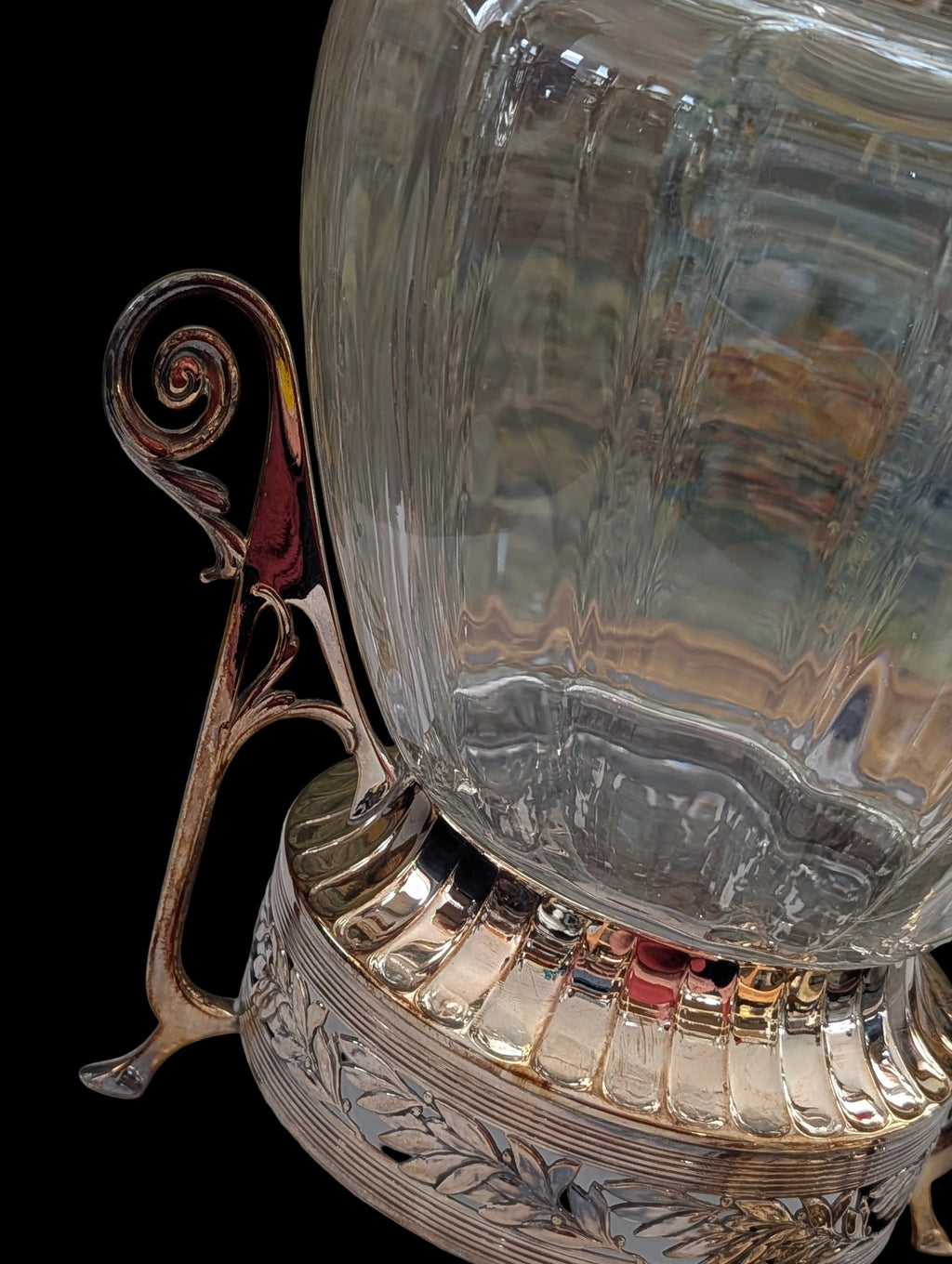 Amphore en verre avec couvercle argenté