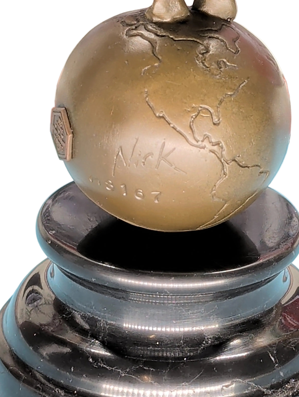 Figurine moderne en bronze Déesse de la Terre sur globe – Signée, Marquée, 100% bronze, 26 cm