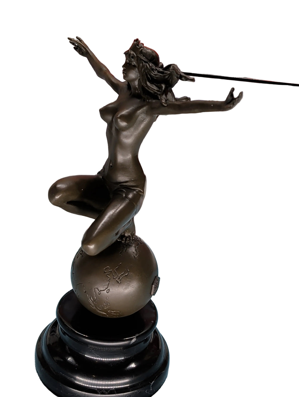 Figurine moderne en bronze Déesse de la Terre sur globe – Signée, Marquée, 100% bronze, 26 cm