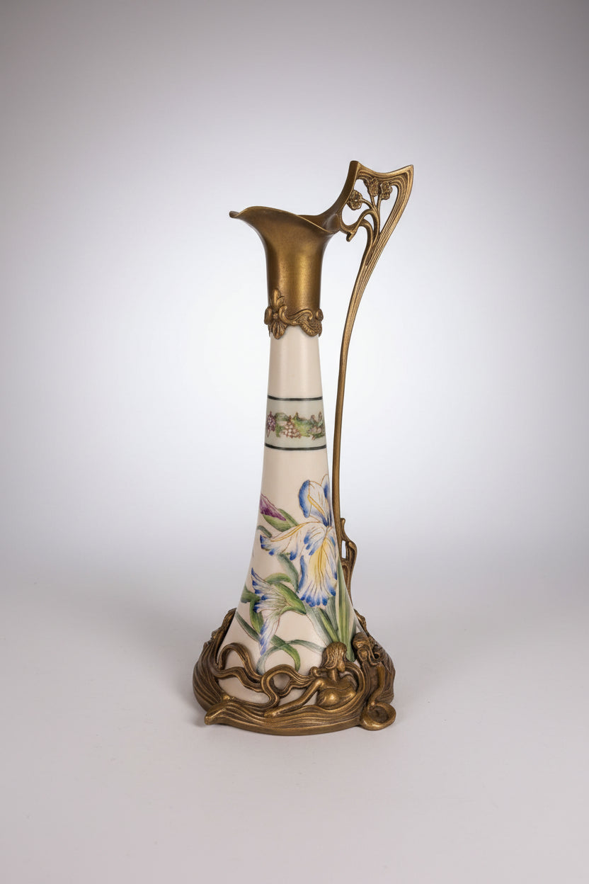 Pichet Jugendstil en bronze et porcelaine à décor d'iris et de motifs géométriques