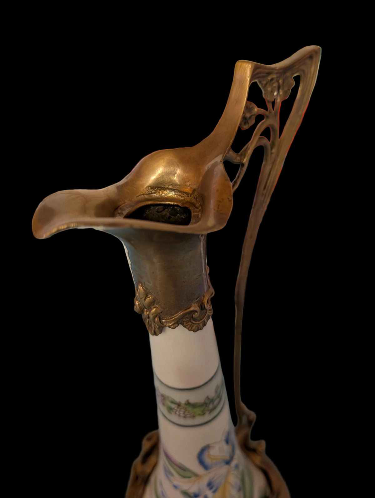 Jugendstil Kanne aus Bronze und Porzellan mit Iris und Landmuster