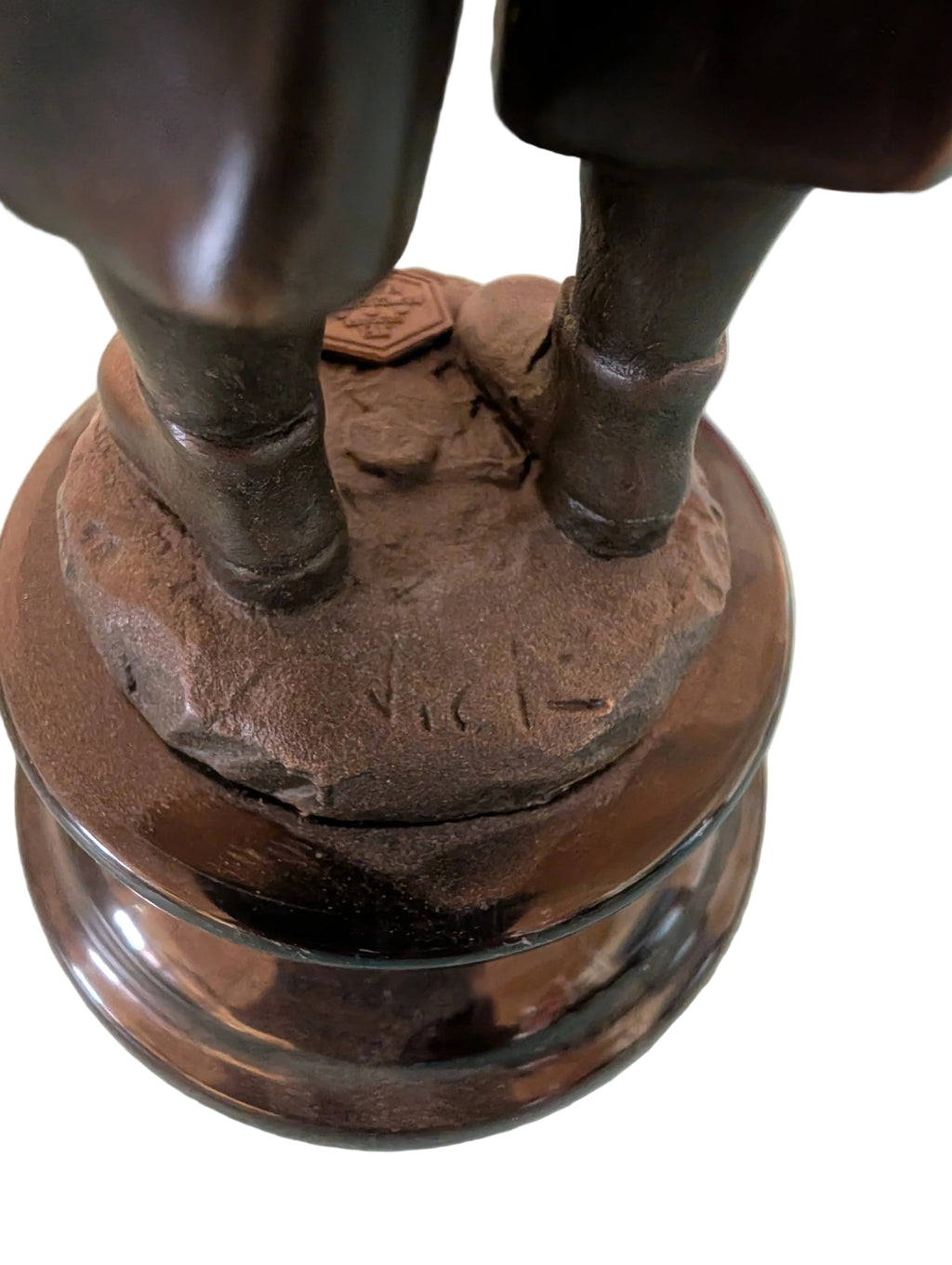 BRONZE FIGUR EINES JUNGEN MIT HUT UND ZIGARETTE AUF MARMORSOCKEL