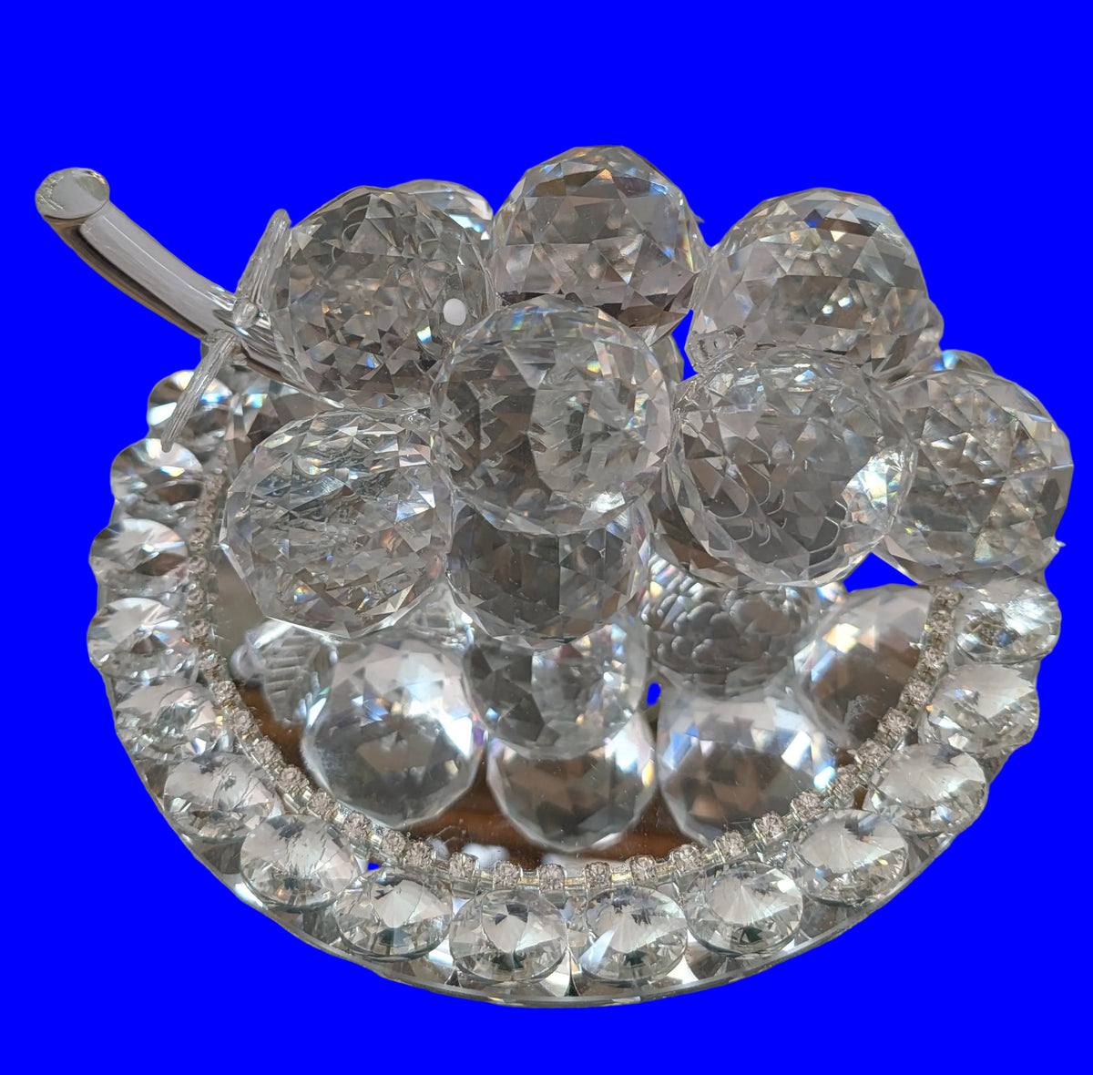 Belle grappe de raisin en verre sur une assiette