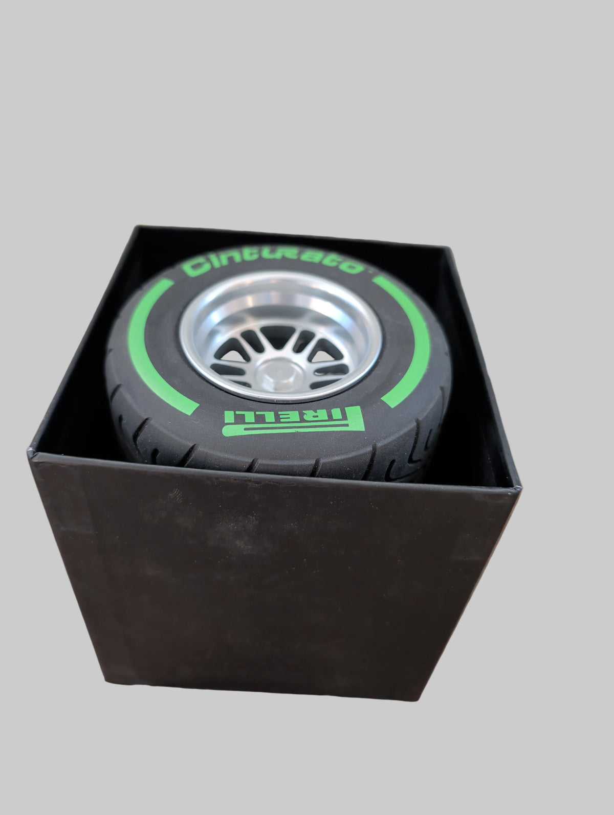 Pirelli Medium F1 Reifen mit Ständer und Original Karton