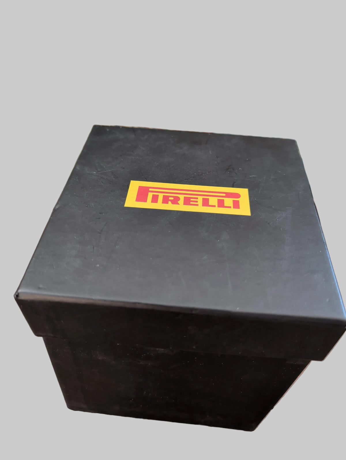 Pirelli Medium F1 Reifen mit Ständer und Original Karton