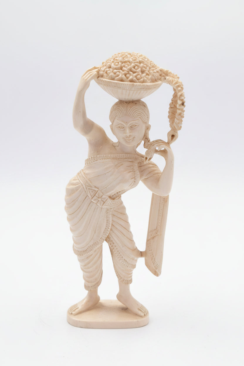 Figurine vintage style ivoire – années 1950/60, hauteur 19 cm