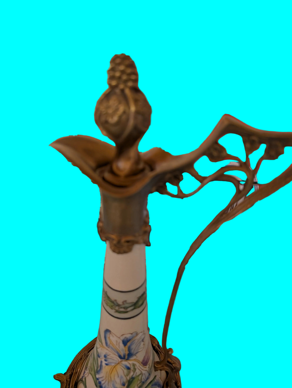 Pichet Jugendstil en bronze et porcelaine à décor d'iris et de motifs géométriques